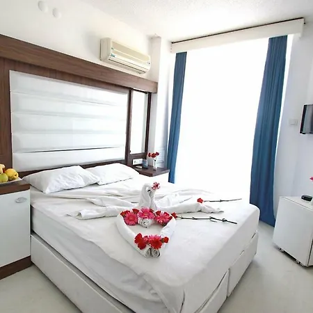 ホテル Asena クシャダス